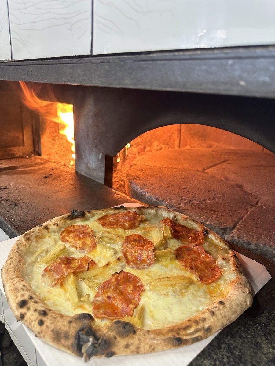 Pizza diavola davanti al forno
